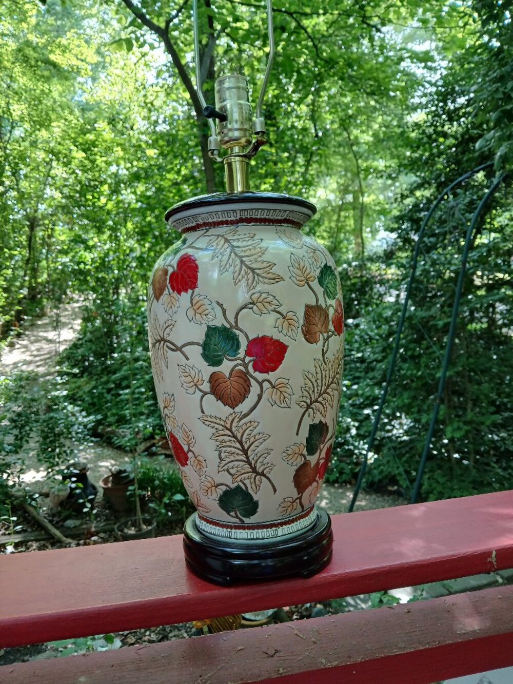 Hand Painted Oriental Style Ceramic Lamp / Liefs